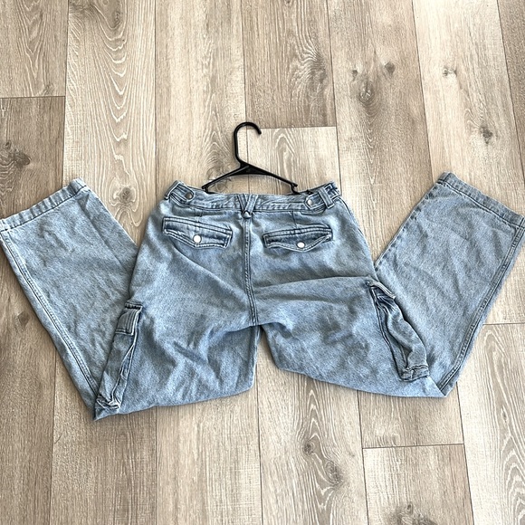 Super cute cargo jeans from Madewell they have a super nice material as well - Picture 3 of 4